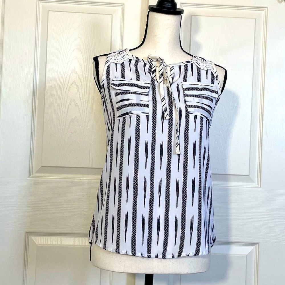 xhilaration Pullover Sleeveless Tie Front Two Pocket Lace Back Top, Extra Small